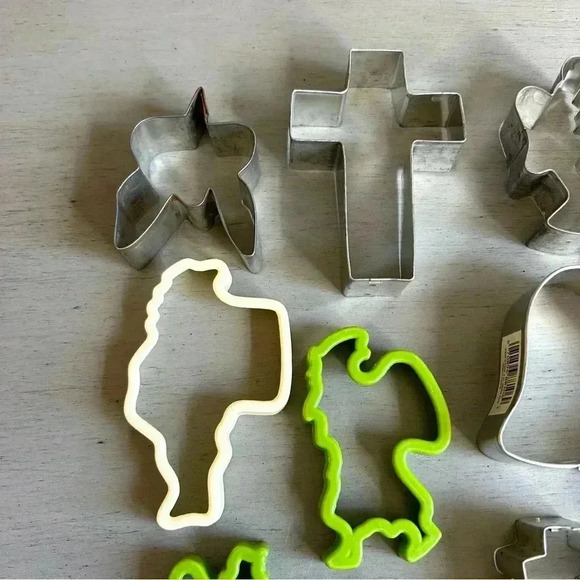 VTG Holiday Cookie Cutters 11 Metal Plastic Christmas Santa Snowman Angel - Picture 3 of 10